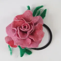 Filcowy kwiat z gumka do włosów