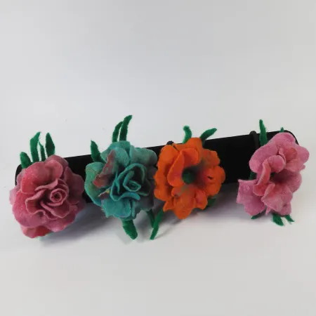 Filcowy kwiat z gumka do włosów