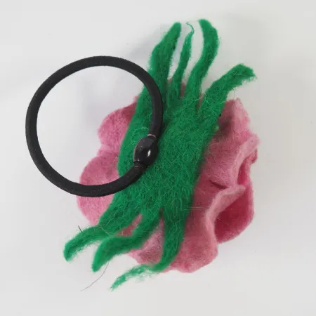 Filcowy kwiat z gumka do włosów