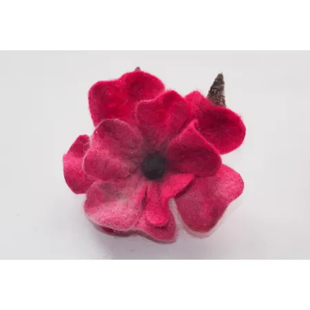 Damska broszka filcowa z jedwabiem Kwiat malinowy