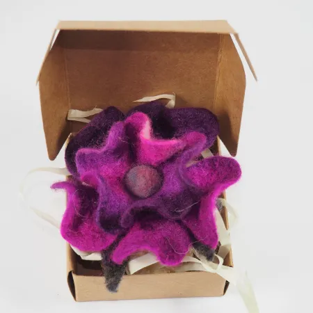 Damska broszka filcoway kwiat z wełny i jedwabiu