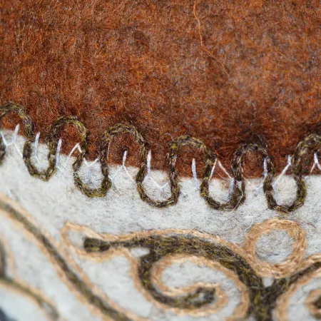 Czapka filcowa wełniana z haftem (55,56cm)