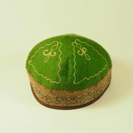 Filcowa męska czapka haftowana wełniana (56,57,58cm)