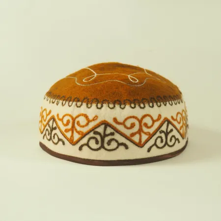 Czapka filcowa wełniana z haftem (57,58cm)