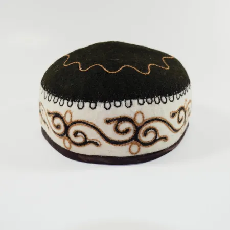 Czapka filcowa wełniana z haftem (55,56cm)