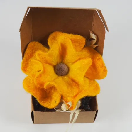 Filcowa broszka kwiat Żółty z merynosu i jedwabiu