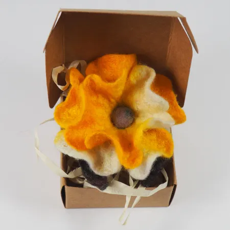 Filcowa broszka kwiat Żółty z merynosu i jedwabiu