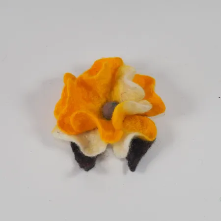 Filcowa broszka kwiat Żółty z merynosu i jedwabiu