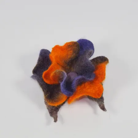 Filcowa broszka kwiat z wełny i jedwabiu