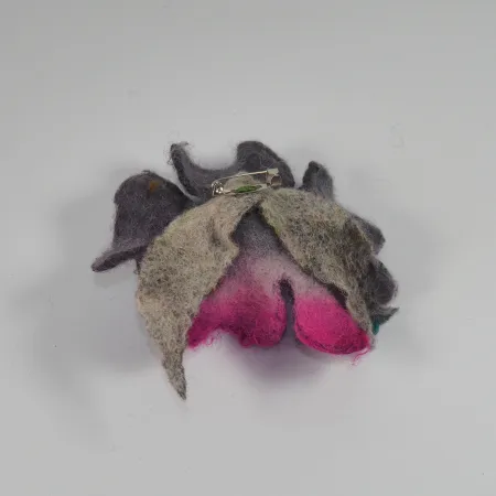 Damska broszka filcoway kwiat z wełny i jedwabiu