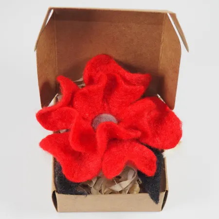 Broszka filcowa Czerwony kwiat z wełny i jedwabiu