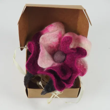 Broszka filcowa kwiat z wełny i jedwabiu