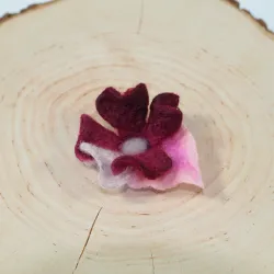 Broszka filcowa kwiat z wełny i jedwabiu