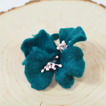 Damska broszka filcowa kwiat Morska zieleń