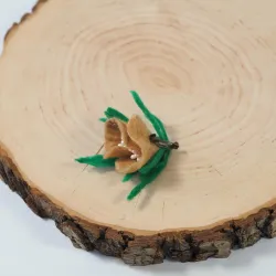 Broszka filcowa beżowy kwiat z liścmi