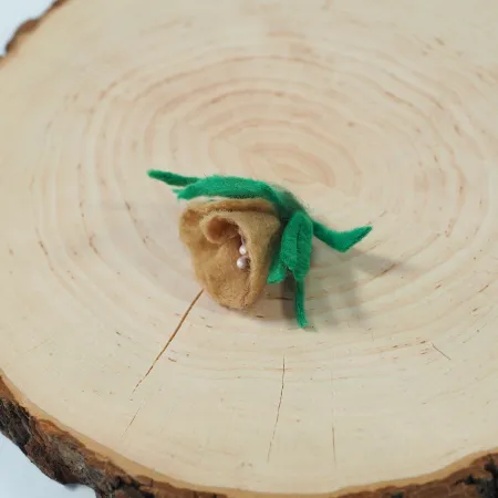 Broszka filcowa beżowy kwiat z liścmi