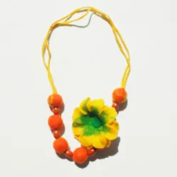 Żółto-pomarańczowy koral naszyjnik filcowy z kwiatem