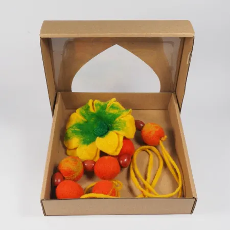 Żółto-pomarańczowy koral naszyjnik filcowy z kwiatem