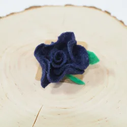 Broszka filcowa róża granatowa