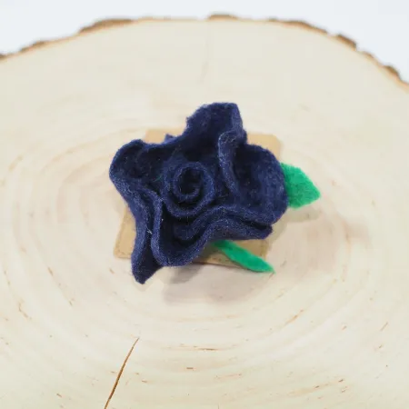 Broszka filcowa róża granatowa