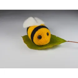 Filcowa pszczółka z wełny merynosów - prezent dla miłośników pszczół