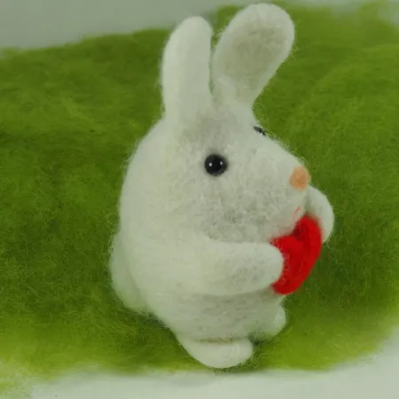 Zając filcowy z serduszkiem