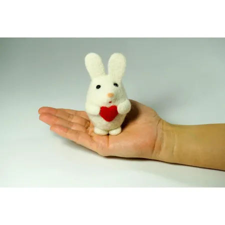 Zając filcowy z serduszkiem