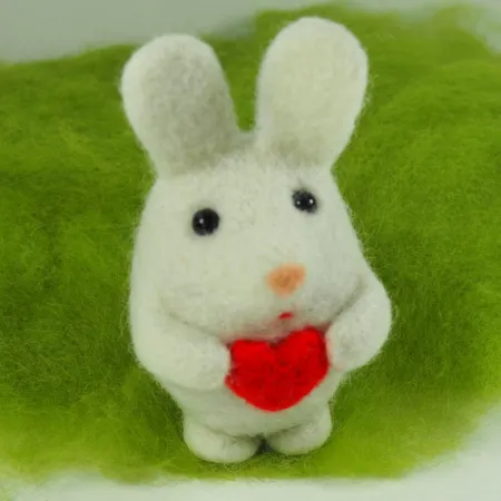 Zając filcowy z serduszkiem