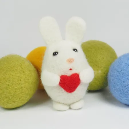 Zając filcowy z serduszkiem