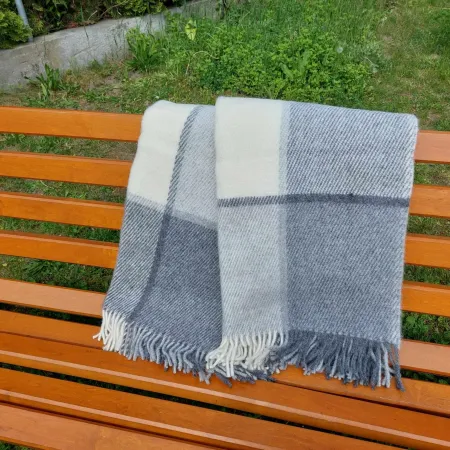 Wełniany pled narzuta koc z wełny merynos 140x205 cm SZARA KRATA