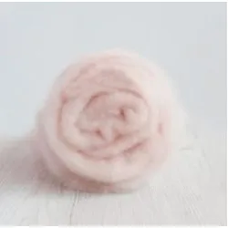 Wełna merynos w błamie do filcowania JASNY RÓŻ