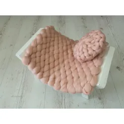 Kocyk czesankowy tkany z poduszką do sesji noworodkowej Jasny Róż