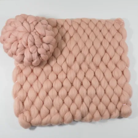 Kocyk czesankowy tkany z poduszką do sesji noworodkowej Jasny Róż