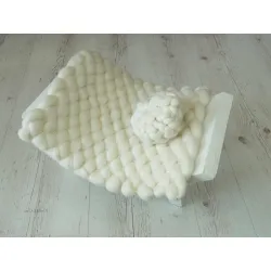 Kocyk czesankowy tkany z poduszką do sesji noworodkowej Śnieżno biały