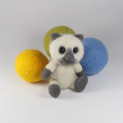 Kotek biało-szary filcowy do fotografii noworodkowej