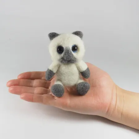 Kotek biało-szary filcowy do fotografii noworodkowej