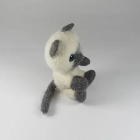 Kotek biało-szary filcowy do fotografii noworodkowej