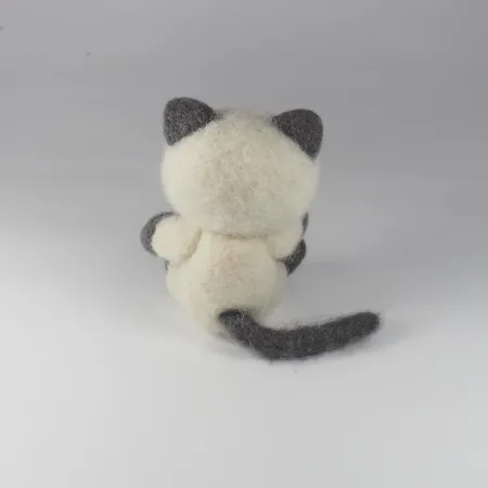 Kotek filcowy biało-szary do do fotografii noworodkowej