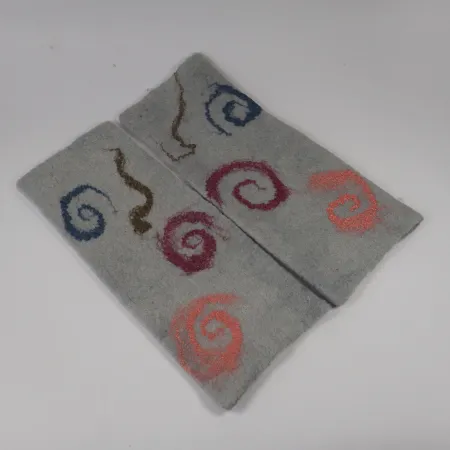 Mitenki filcowe jasno szare ze wzorami z wiskozy