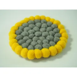 Okrągła podkładka dekoracyjna pod kubek z wełnianych kulek o średnicy 10 cm