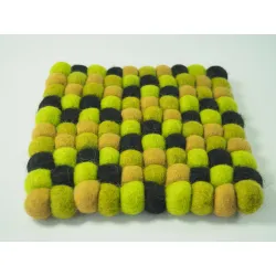 Kwadratowa kolorowa podkładka dekoracyjna z wełnianych kulek 18x18 cm