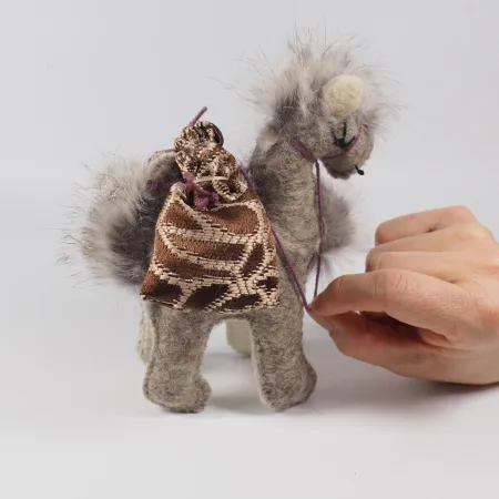 Filcowy wielbłąd z sakiewką filcu i futra dla dzieci