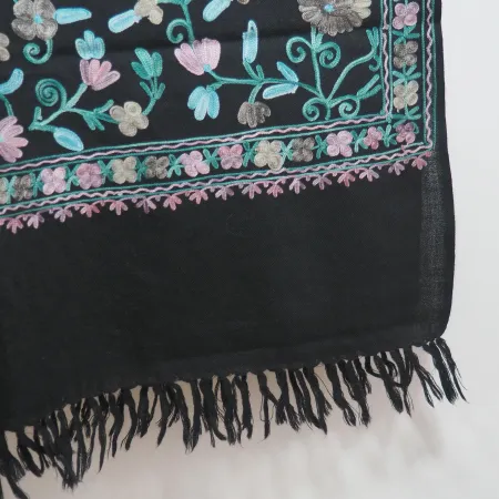Damski szal wełniany merynos Aari haftowany w kwiaty