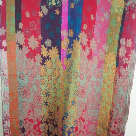 Damski szal dwustronny w kwiaty z wełny merynosów